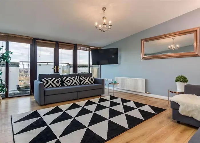 City Hall Penthouse Duplex - Incredible Views & Sleeps 8 & Balcony & Very Modern And Spacious